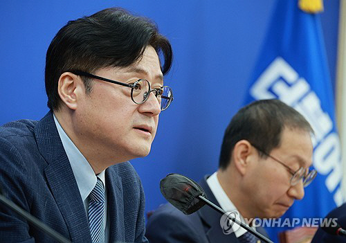 더불어민주당 홍익표 원내대표가 17일 국회에서 열린 국정감사 대책회의에서 발언하고 있다. 연합뉴스